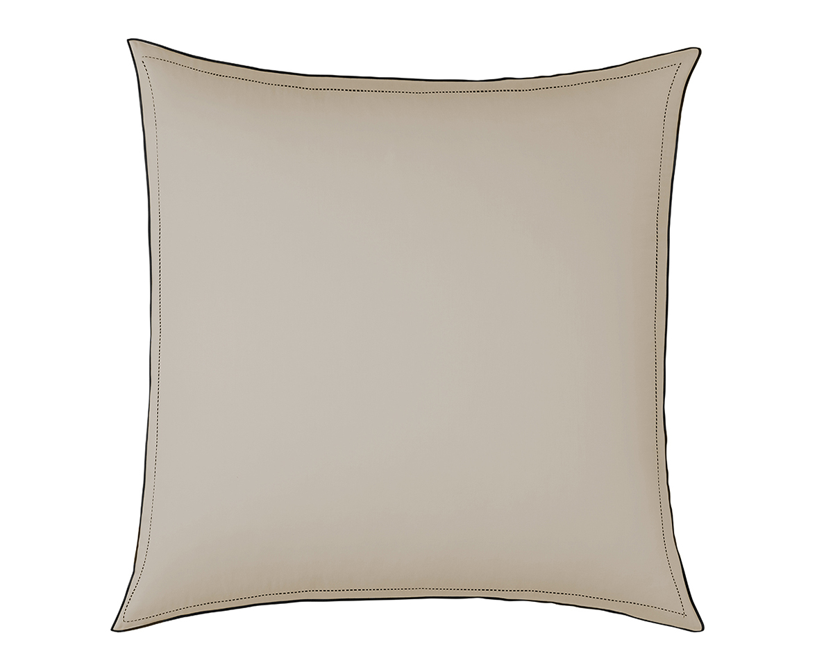 anne de solène TAIE D'OREILLER Pure White Satin Lavé · Sand · Finition Black